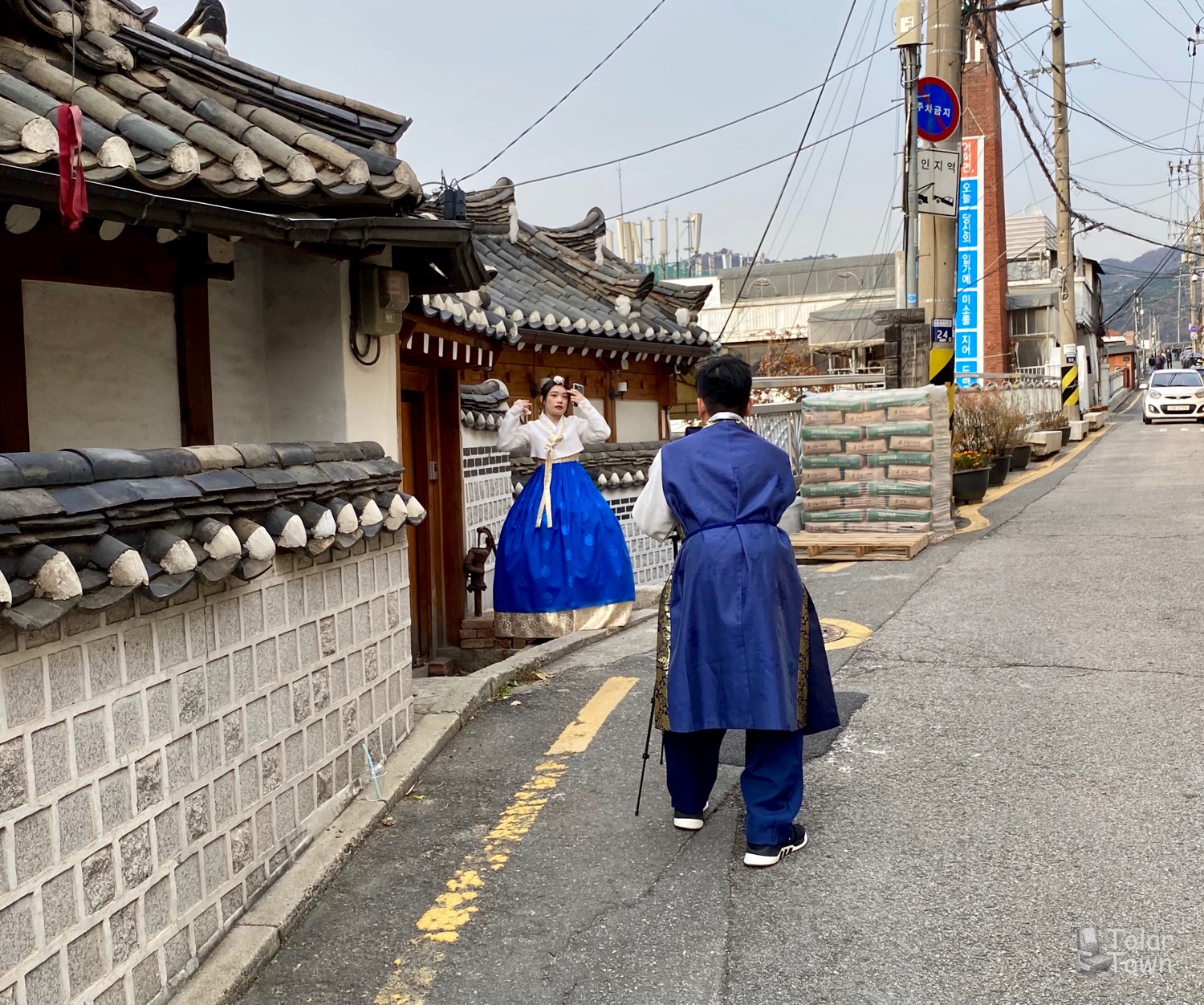 Bukchon Hanok Village: costumes!